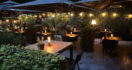 Bar Restaurant Koetshuis by Rhederoord heeft een eervolle 13e plaats bemachtigd in de prestigieuze Terras Top 100 van Misset Horeca. Deze erkenning onderstreept de toewijding van het team aan gastvrijheid, kwaliteit en beleving op één van de mooiste terrassen van Nederland.